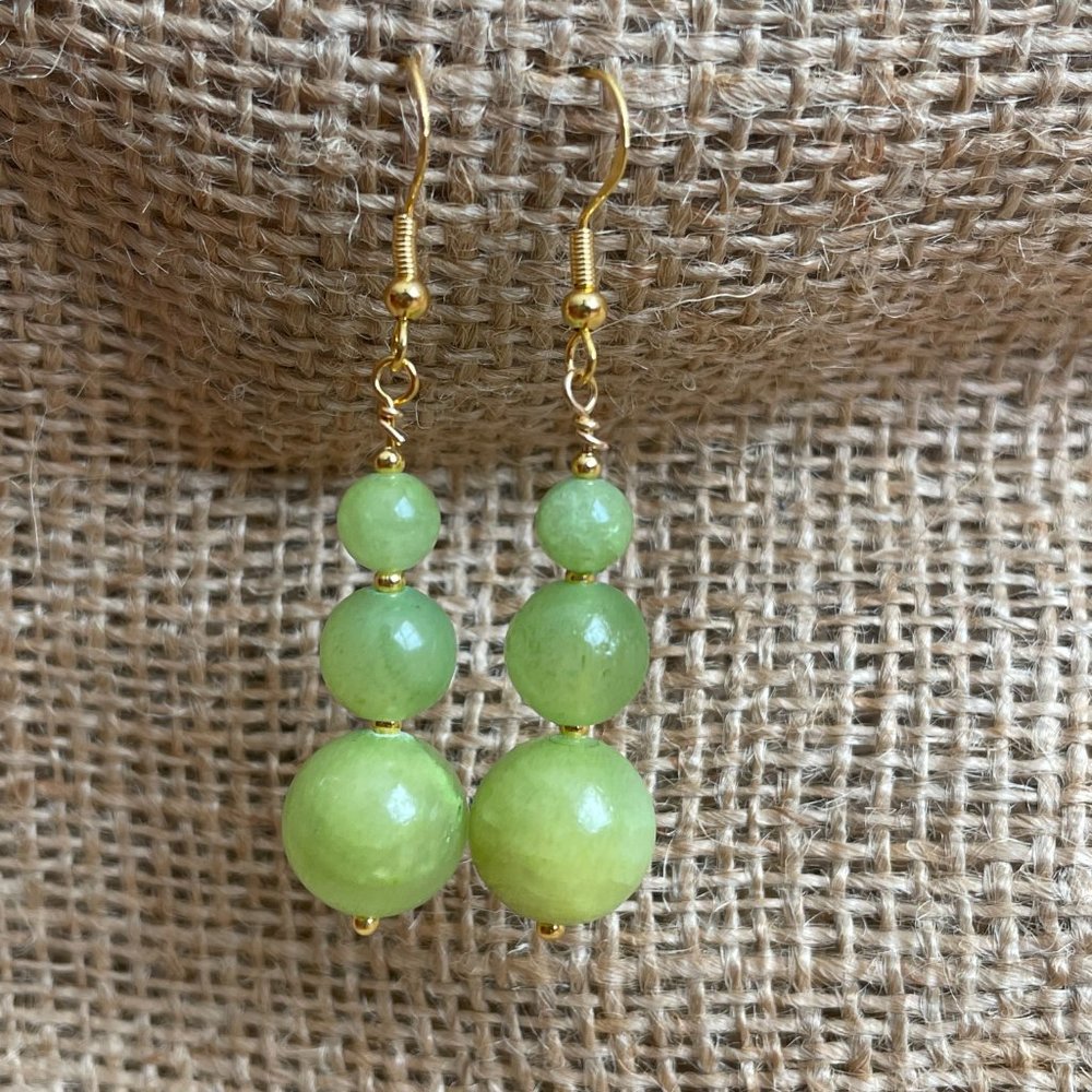 Minimalist Green Jade Gemstones Graduated Drop Pierced Earrings 2” NWOT